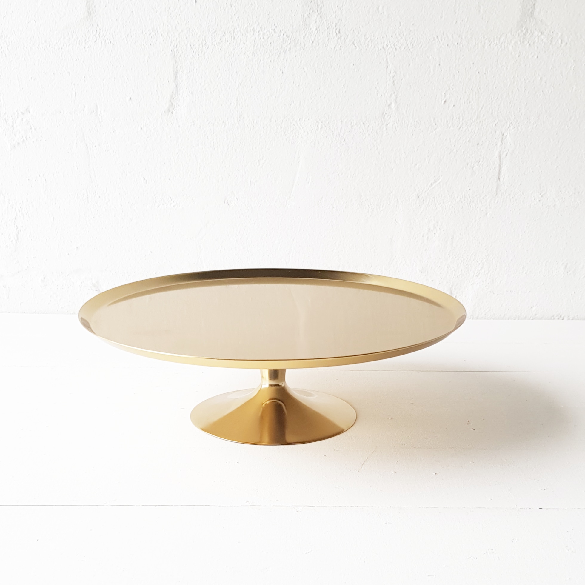 Modernist gold cake stand - <p style='text-align: center;'>R 100</p>